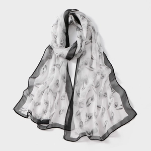 Elegante hijab in chiffon con stampa floreale in bianco e nero e bordi a contrasto