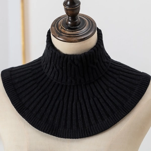 Detail van een zwarte gebreide nekwarmer met verticaal geribbelde opstaande kraag voor de winter