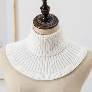 Close-up van witte kabelgebreide col van zacht materiaal voor dames, stijlvol
