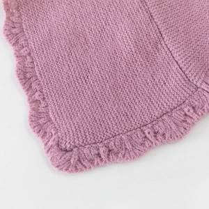 Écharpe tricotée rose avec bords à volants et texture chaude pour femme en hiver