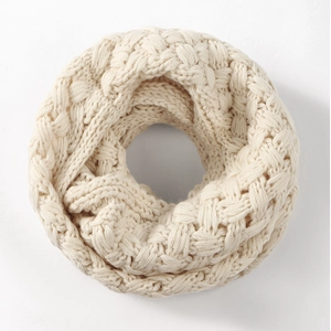 Gemütlicher beigefarbener Strickschal, dicke Korngewebestruktur, warmer Winterschal für Damen.