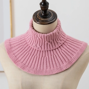 Detail van het roze kabelpatroon en de geribbelde textuur van deze hoge nekwarmer