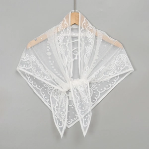 Châle triangle en dentelle blanche avec broderie florale et bordures festonnées