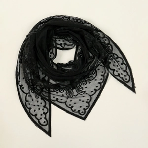Châle triangulaire en dentelle noire élégante avec broderie vintage et bords festonnés