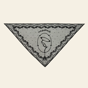 Vue détaillée du foulard triangulaire en dentelle noire avec broderie de la Vierge Marie