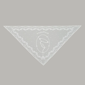 Détail de la broderie Vierge Marie et texte Medugorje sur foulard triangulaire en dentelle