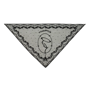 Foulard triangle en dentelle noire avec broderie Vierge Marie et bordures festonnées