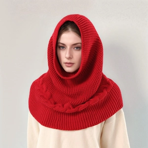 Detailaufnahme des roten Kapuzen-Strickschals mit Zopfmuster und Rippstrick für den Winter