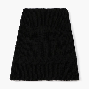 Nahaufnahme eines dicken schwarzen Strickschals mit elegantem Zopfmuster-Detail