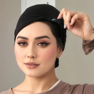Berretto sotto hijab elasticizzato nero classico da donna, comodo e antiscivolo.