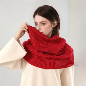Dicker roter Strickschal für Damen mit Zopfmuster, kombiniert mit einem cremefarbenen Pullover