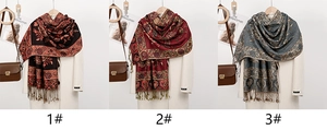 Confronto dettagliato di tre sciarpe jacquard paisley vintage con lunghe frange