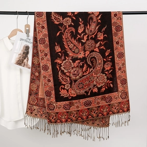 Dettaglio scialle jacquard paisley marrone scuro con frange sottili e motivi retrò