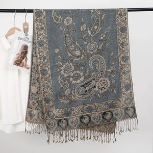 Dettaglio di scialle jacquard paisley blu con bordi a frange e trama intrecciata