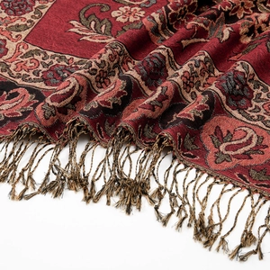 Scialle jacquard bordeaux e nero con intricati dettagli di frange e nappe dorate