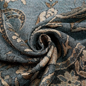 Vista macro dettagliata del tessuto jacquard con motivi floreali paisley vintage indaco