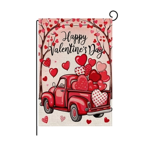 Bandiera da giardino San Valentino con camion rosso retrò e palloncini a cuore