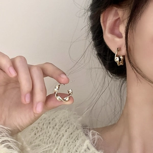 Élégantes créoles torsadées dorées avec une finition polie pour bijoux de femme
