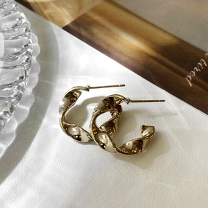 Élégantes boucles d'oreilles dorées torsadées en C au fini poli et au design vintage
