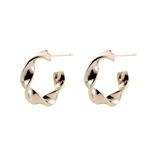 Boucles d'oreilles créoles torsadées dorées vintage avec une finition polie miroir