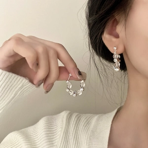 Elegante Ohrringe mit transparenten Glasperlen im minimalistischen koreanischen Stil