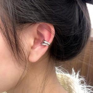 Manchette d'oreille double en argent pour femme avec une finition métallique épurée et moderne