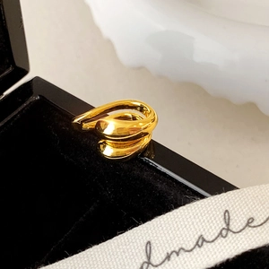 Détail de la manchette d'oreille dorée à double couche avec finition miroir polie