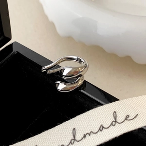 Détail d'une bague double couche en argent poli sur un coffret cadeau noir élégant