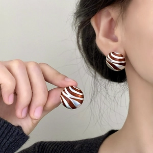 Eleganti orecchini rotondi con motivo zebrato marrone e bianco da donna