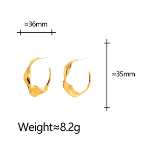 Eleganti orecchini a foglia dorata con design in metallo ritorto e misure 36x35mm
