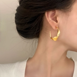 Eleganti orecchini a cerchio a foglia d'oro con finitura opaca testurizzata da donna