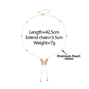 Dettaglio della collana a farfalla dorata con perle da 6mm e misure di grandezza incluse