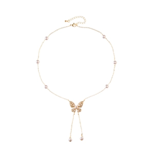 Elegante collana a farfalla dorata con perle rosa e dettagli di nappe scintillanti