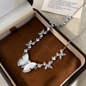 Détail du collier papillon en argent avec pendentif en nacre dans un coffret