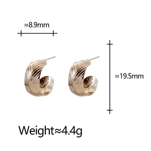 Détails des boucles d'oreilles dorées en C avec texture nervurée et dimensions précises