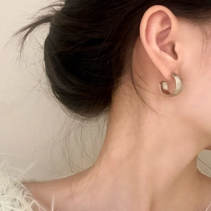 Boucles d'oreilles créoles larges en métal argenté texturé en forme de C pour femmes