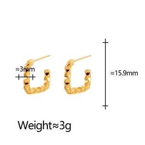 Irregular square C-shaped gold earrings with geometric texture and product dimensions