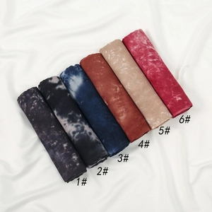Vue détaillée de la palette de couleurs d'écharpe tie-dye avec textures marbrées