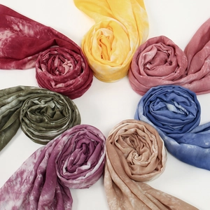 Détails macro de foulards en rayonne tie-dye aux textures faites main et couleurs vives