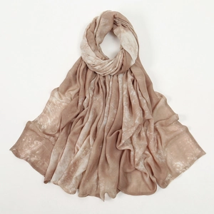 Vue détaillée de la texture tie-dye café et beige sur ce foulard en rayonne