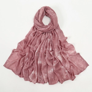 Détail d'une écharpe tie-dye rose poudré avec texture artistique à motif marbré blanc