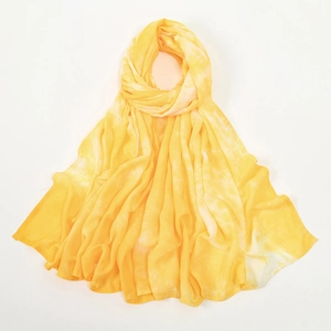 Détails du tissu du châle en rayonne tie-dye jaune et blanc avec des plis doux et un drapé