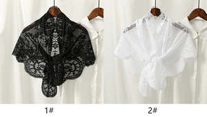 Détails de motifs floraux en dentelle sur châles triangulaires noirs et blancs