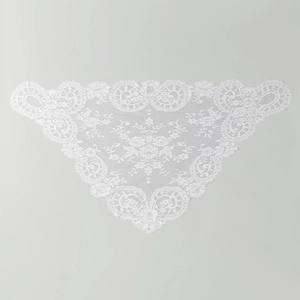 Écharpe triangle en dentelle florale blanche avec maille ajourée et bordure festonnée
