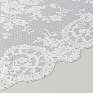Élégant foulard triangle en dentelle blanche avec motif floral et bordure festonnée