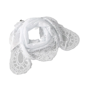Écharpe triangulaire élégante en dentelle blanche au crochet avec motifs floraux ajourés