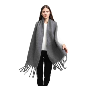 Sciarpa classica grigia da donna effetto cashmere con frange lunghe e texture morbida