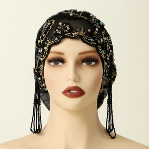 Detailaufnahme von handgemachtem Turban mit bunten Perlen, Pailletten und Fransen