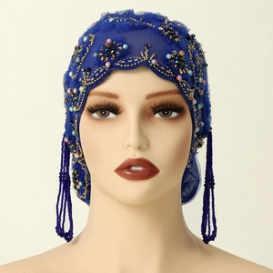 Detail eines dunkelblauen Turban-Hutes mit Spitze, Perlenstickerei und Quasten