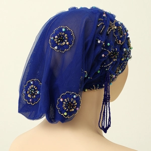 Detailansicht des königsblauen Turbans mit handgefertigten Blumenperlen und langen Quasten